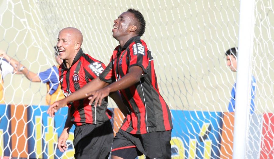 Alex Mineiro (E) e Manoel comemoram um dos gols da vitória atleticana