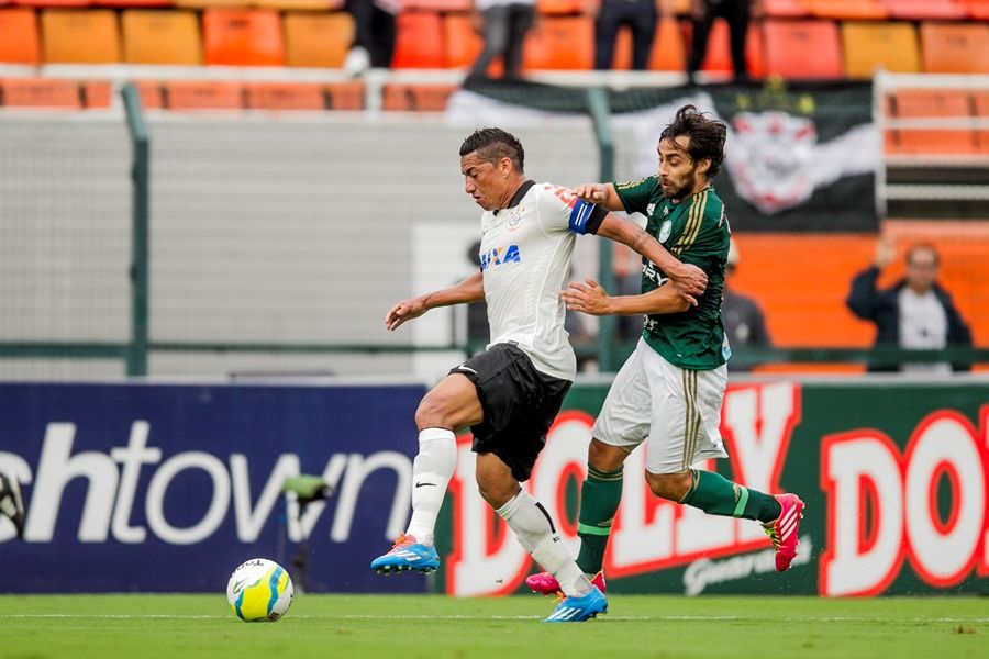 Ralf e Valdivia disputam jogada no clássico deste domingo / Leonardo Soares/Folhapress