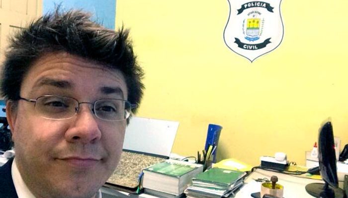 Oscar Filho publica uma foto na delegacia / Divulgação/Twitter 