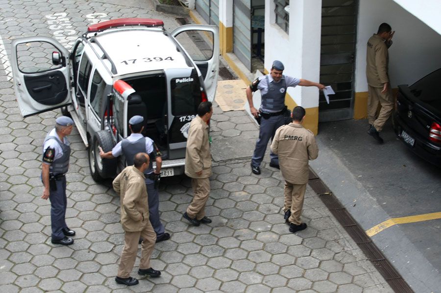 Policiais chegaram na manh&atilde; de ontem para o julgamento, que s&oacute; se encerrou hoje