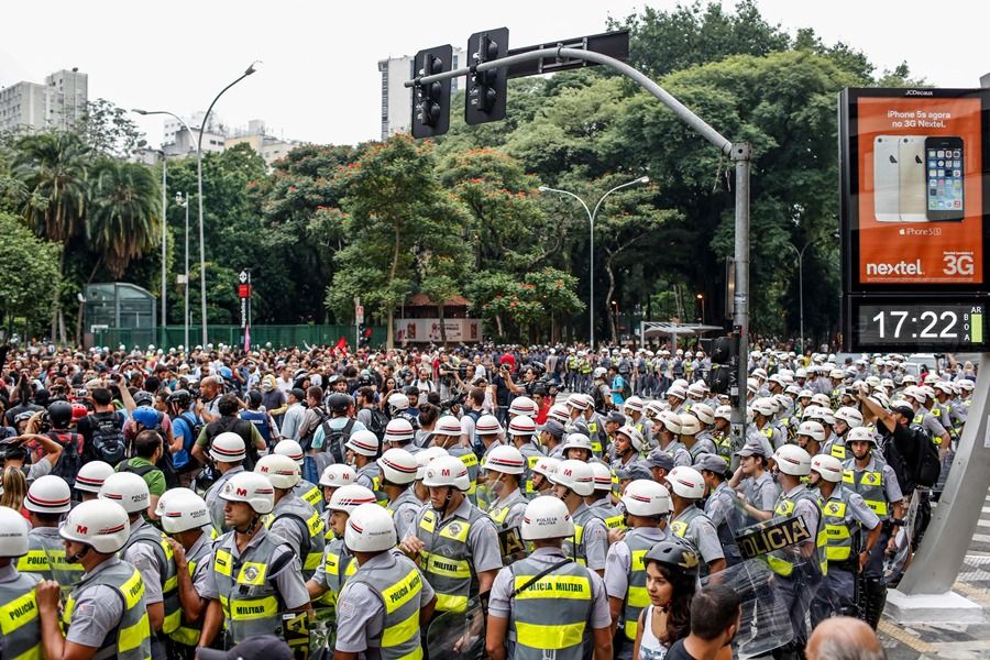 Polícia Militar destacou um grande contingente para manifestação contra a Copa / Thiago Bernardes/Frame/Folhapress