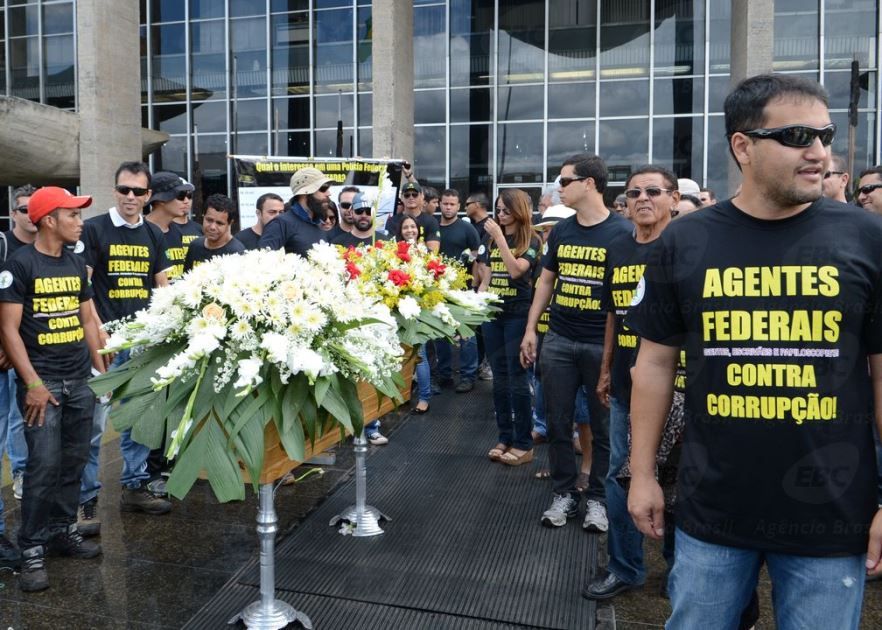 Policiais fazem 'funeral' da segurança pública / Antonio Cruz/Agência Brasil