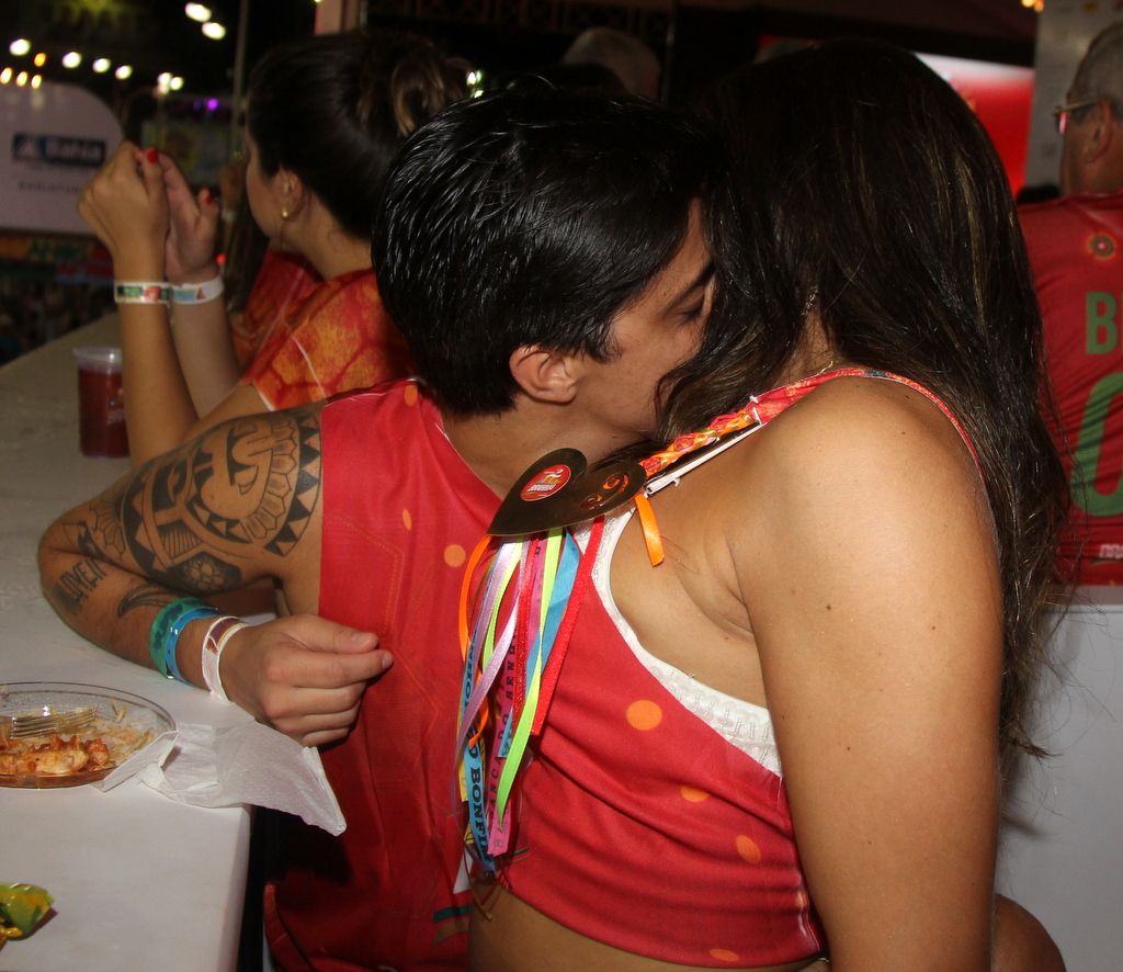 Thammy Miranda e Andressa Ferreira trocam beijos em camarote / Wesley Costa/AgNews