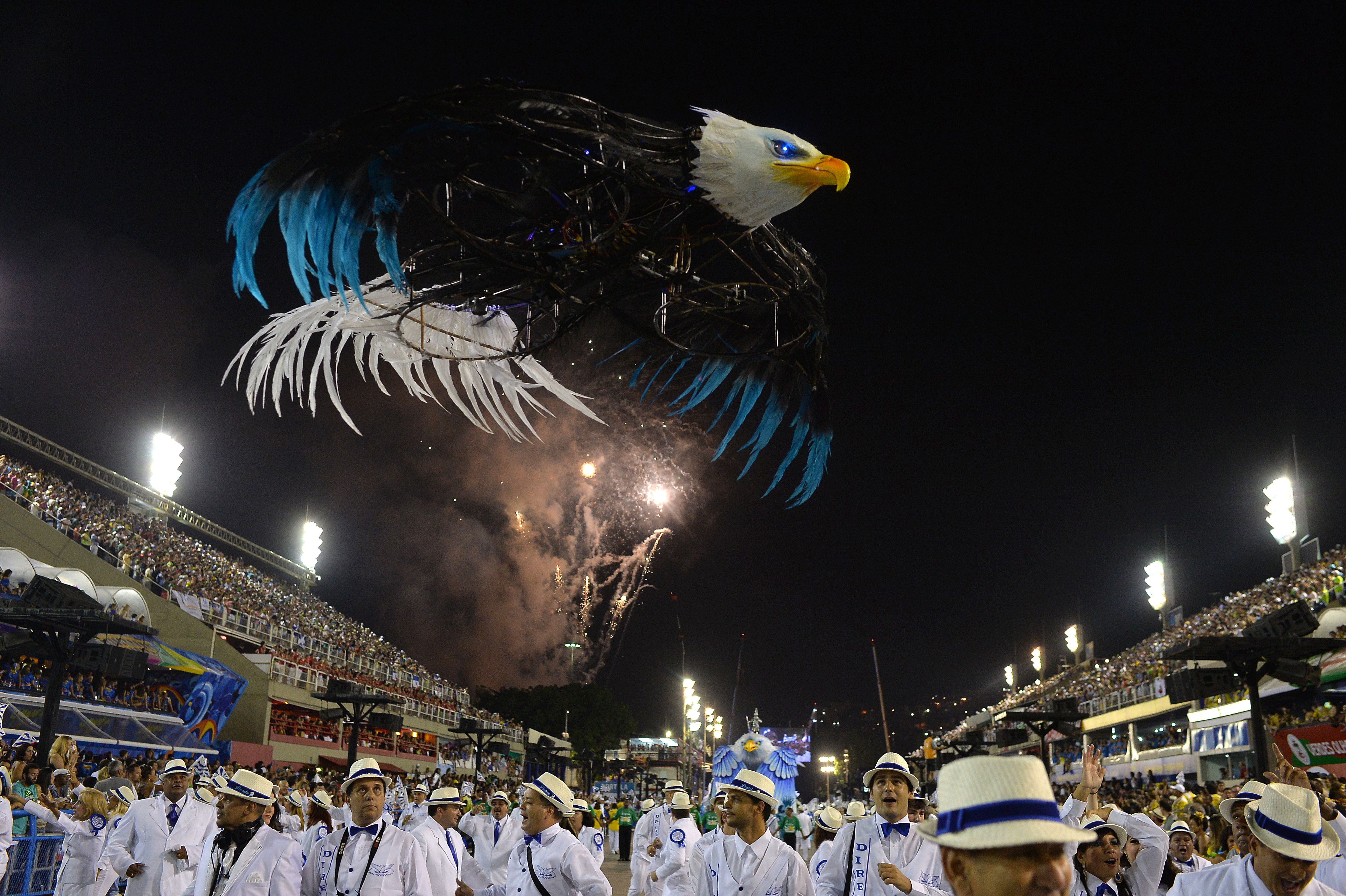 Portela inovou com drone em formato de águia / Yasuyoshi Chiba/AFP