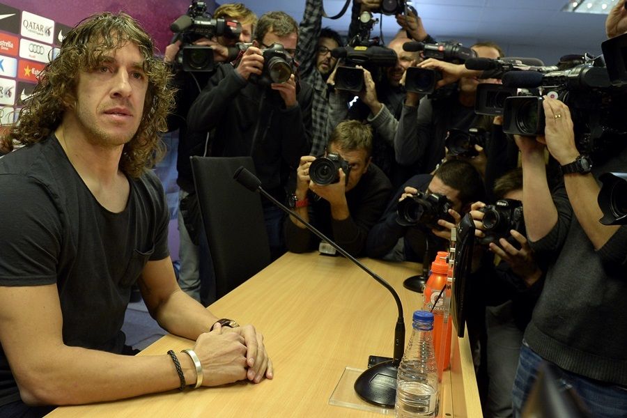 Durante pronunciamento em março deste ano, Puyol anunciou sua saída do Barça / Lluis Gene/AFP
