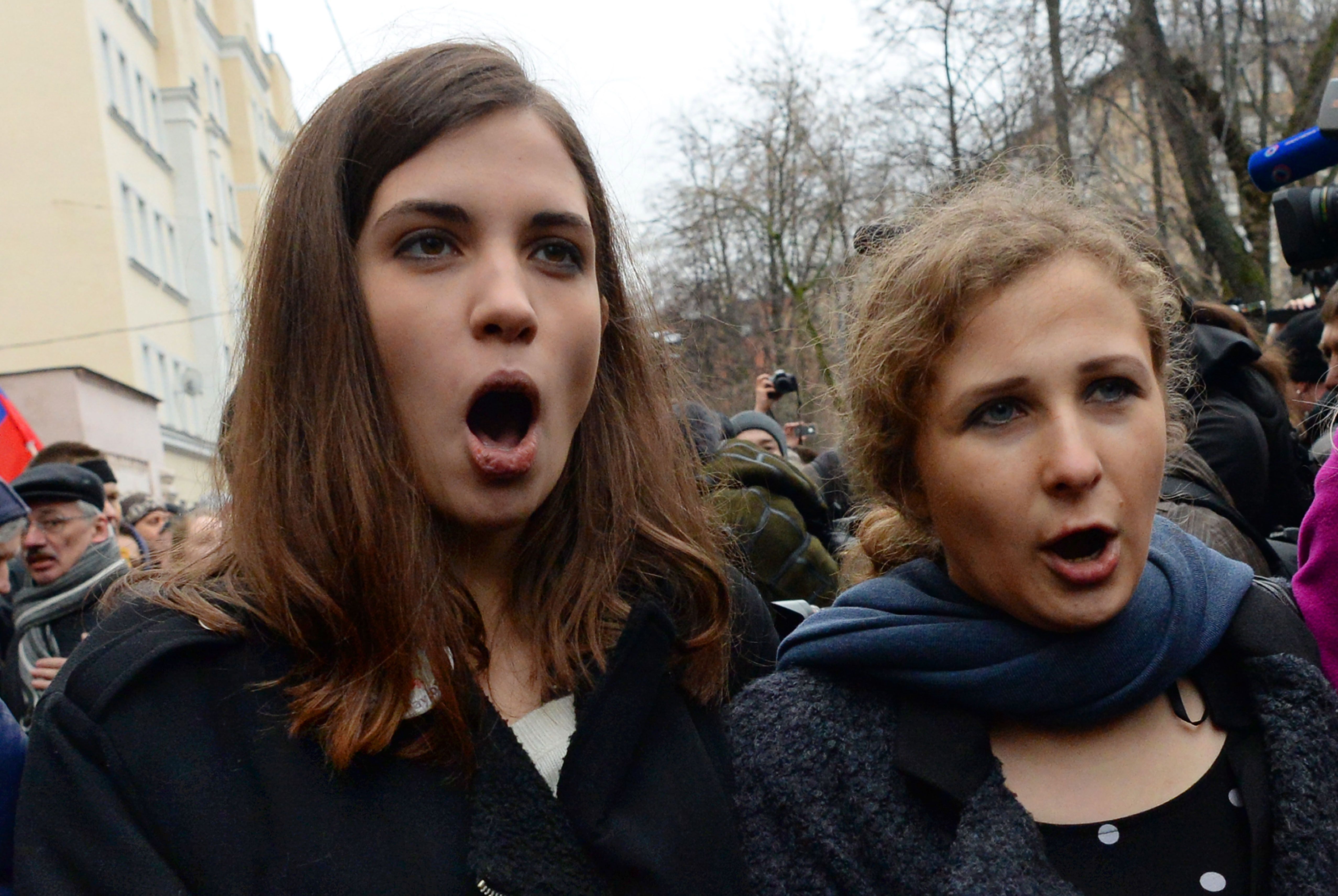 Rússia reduz sentença do grupo Pussy Riot Notícias Notícias Band com br