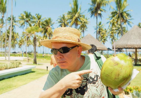 Marcelo Tas e uma de suas preferências, a água de coco