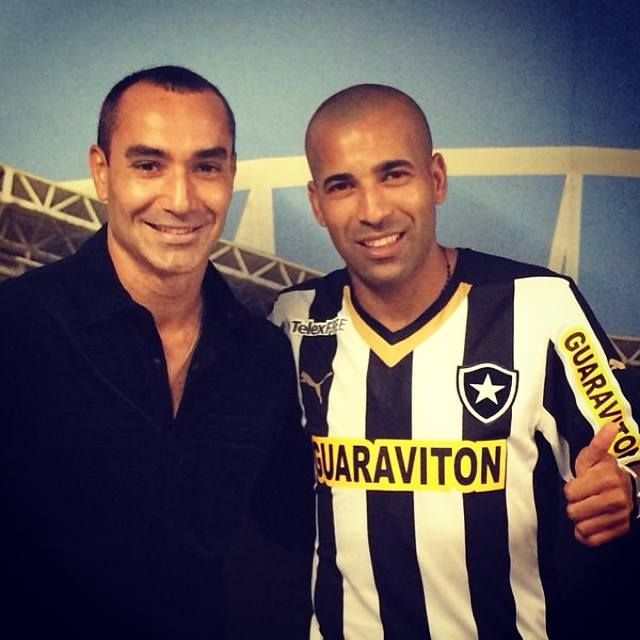 Sheik posa ao lado de Rodrigo Pitta com a camisa do Botafogo / Reprodução/Facebook 