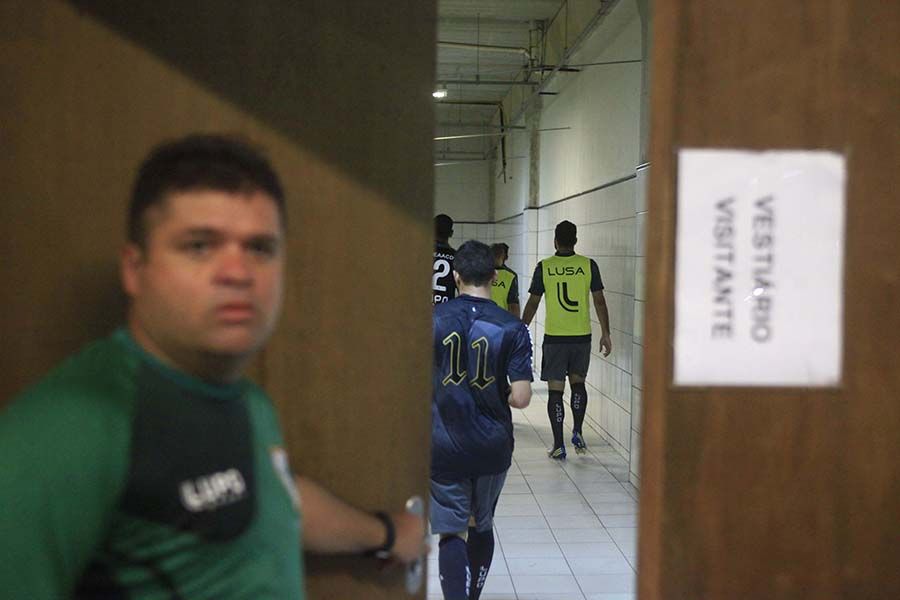 Jogadores da Portuguesa retornam para o vestiário durante o primeiro tempo / Carlos Junior/Folhapress