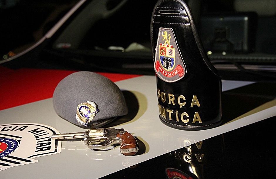 Polícia aprendeu um revólver que estava com os suspeitos / Edison Temoteo/Futura Press/Folhapress