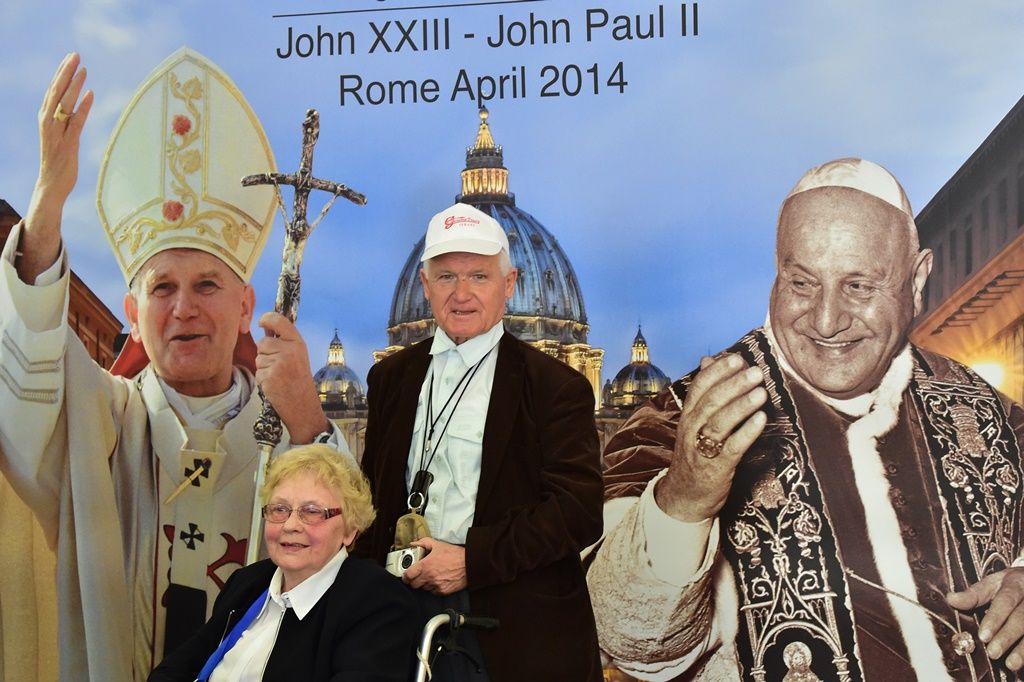Museu no Vaticano homenageia papas João Paulo 2º e João 23, que serão canonizados em cerimônia conjunta /  Giuseppe Cacace/AFP
