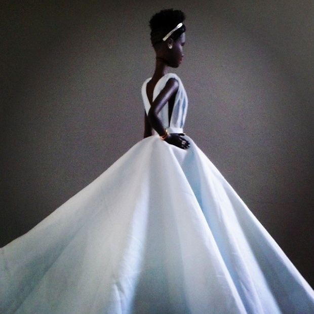 Lupita Nyongo é homenageada com miniatura de artista plástico brasileiro