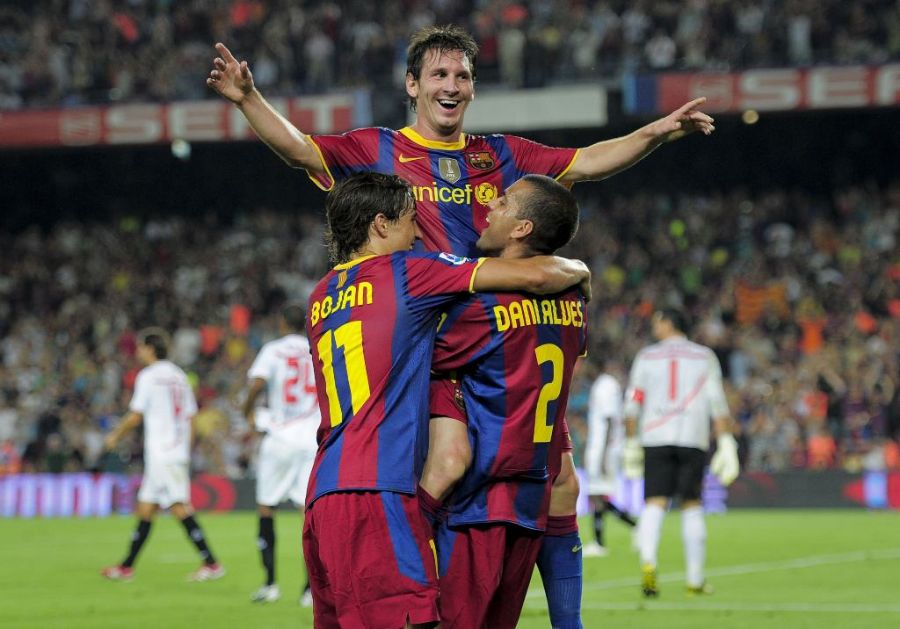 Messi comemora um de seus três gols com Bojan e Daniel Alves