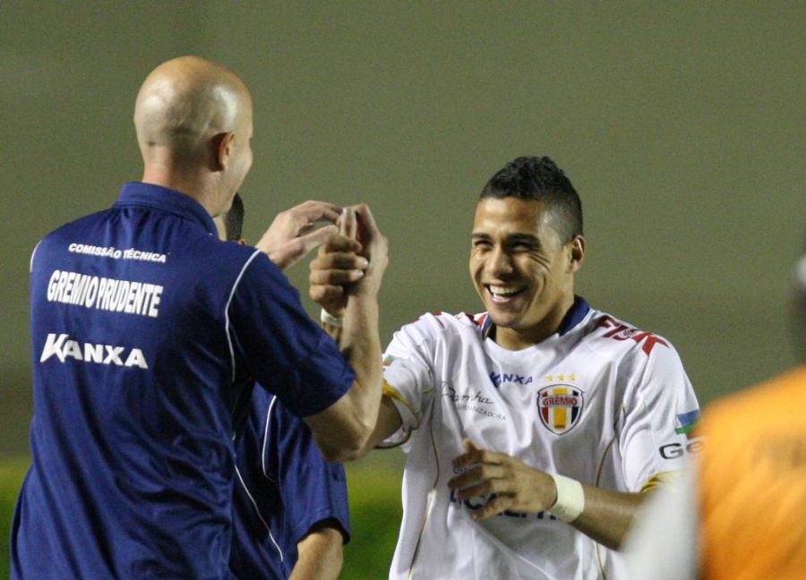 Wanderley comemora gol ao lado do técnico Antonio Carlos