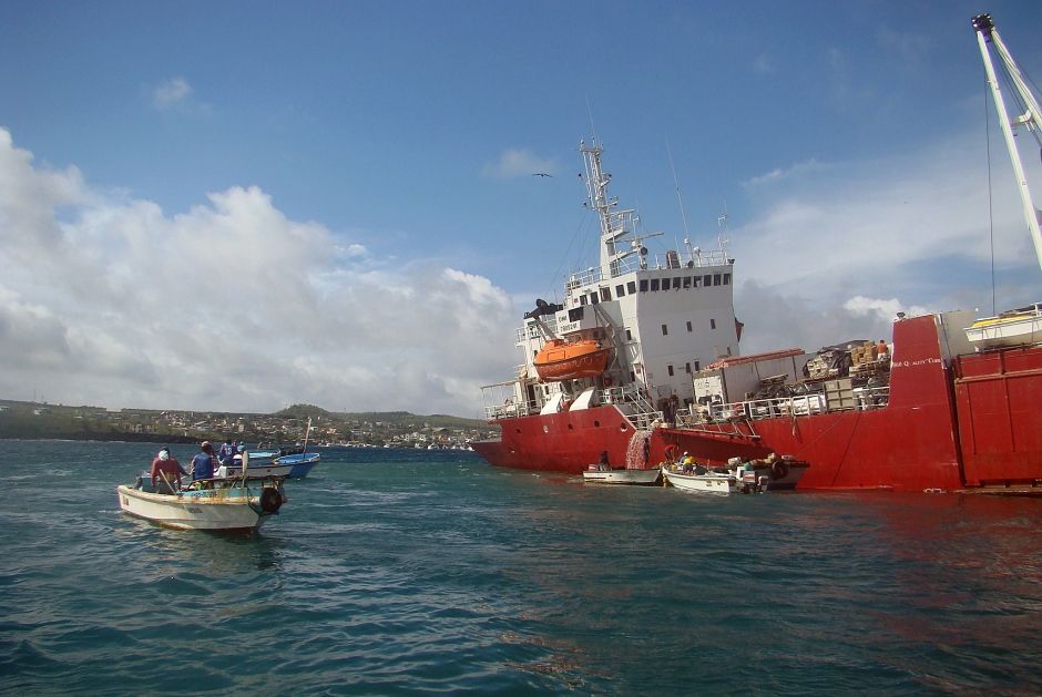 Navio ficou encalhou em Galápagos, no Equador / PARQUE NACIONAL GALAPAGOS / AFP