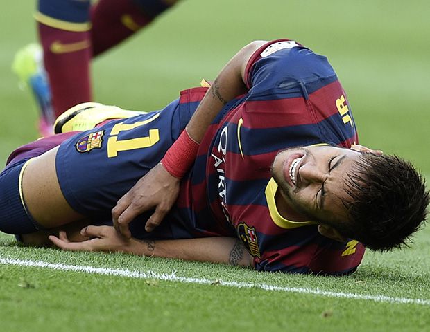 Neymar cai durante a partida