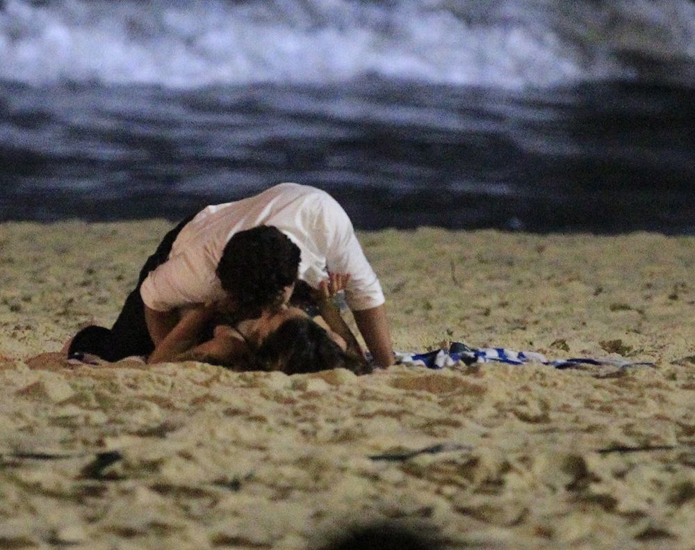 Bruna Marquezine e Gabriel Braga Nunes gravam cenas quentes em praia / Delson Silva/AgNews