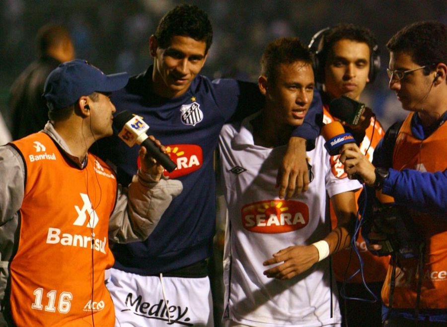 Ganso sai de campo amparado por Neymar: dupla desfeita por seis meses