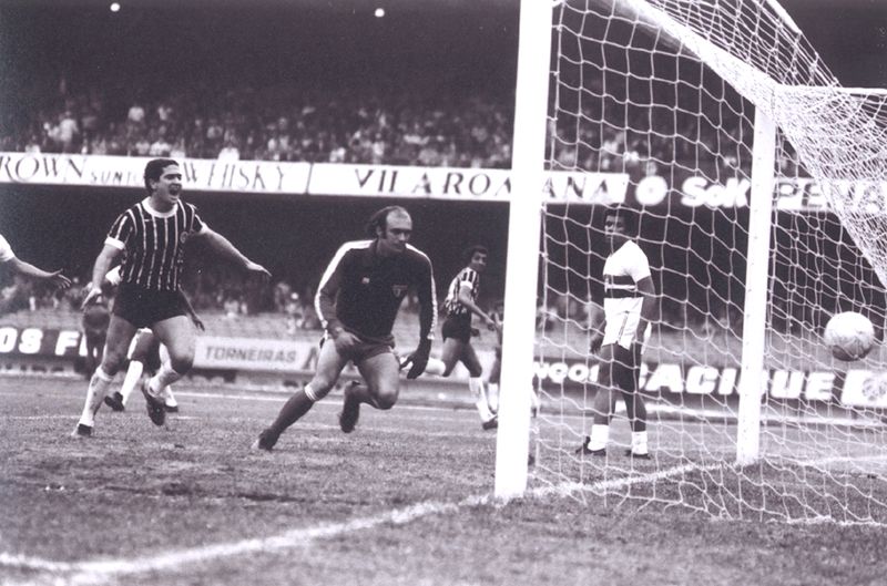 O ex-meia Palhinha (à esq.) defendeu o Corinthians entre 1977 e 1980 / Foto: Acervo Corinthians