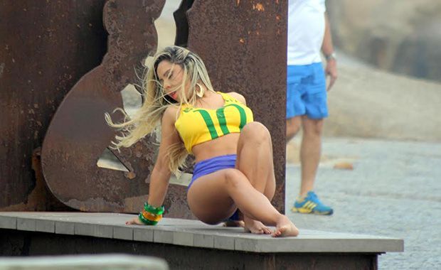 Mulher Melão posa com as cores do Brasil