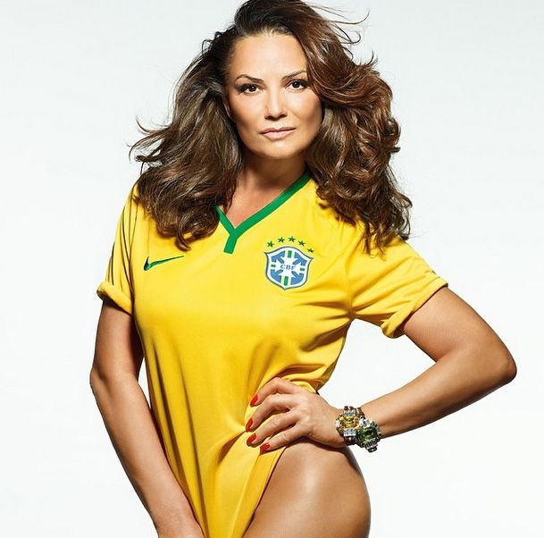 Luiza Brunet posa com a camiseta da seleção brasileira / Divulgação/Instagram