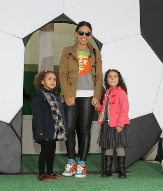 Bia Antony, ex-mulher de Ronaldo, chegou ao aniversário com as filhas