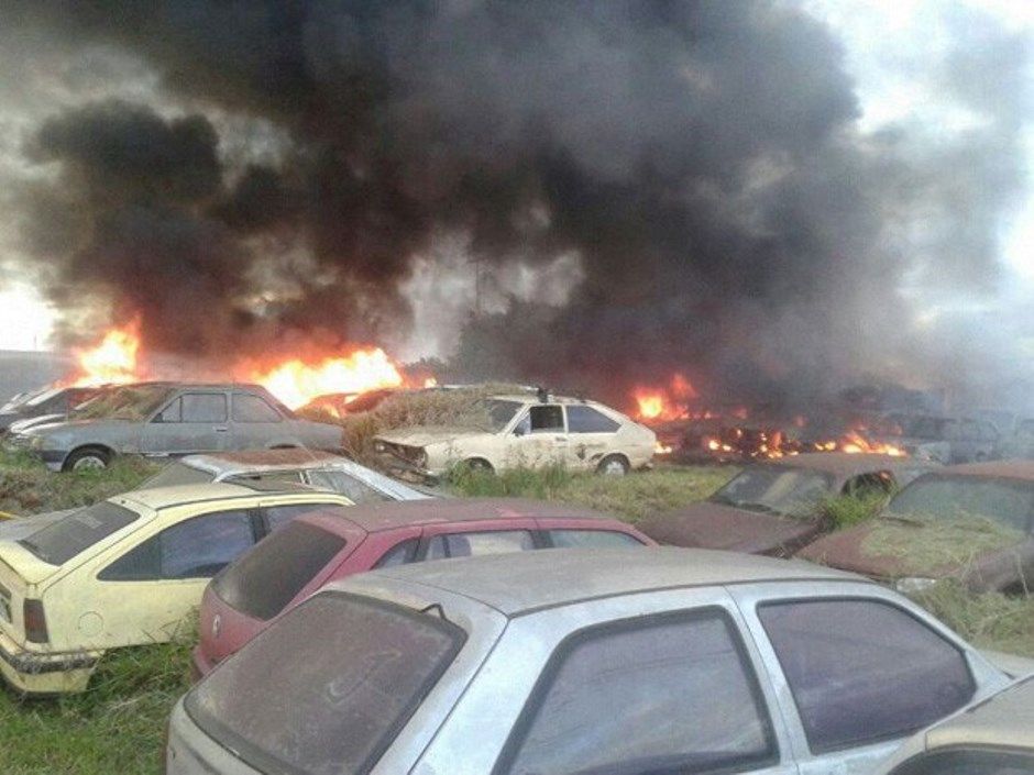 Depósito pegou fogo e atingiu carros nesta quinta-feira / Divulgação/Polícia Militar