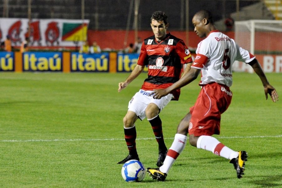 O Inter, de Kléber (D), foi a campo com seu terceiro uniforme, escolhido pela torcida