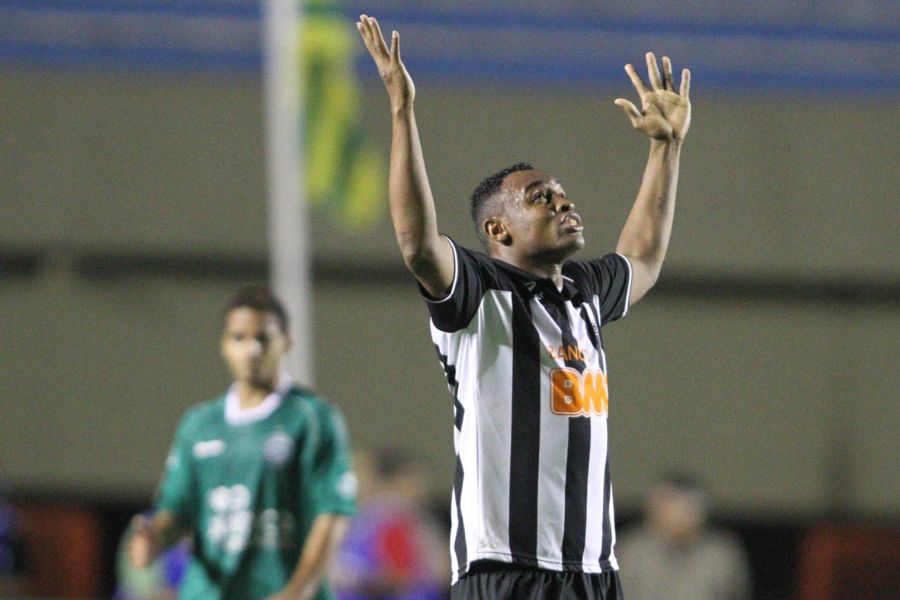 Obina comemora gol sobre o Goiás