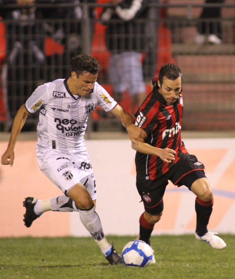Branquinho (D) abriu o placar para o Atlético-PR, que chegou a sua quarta partida de invencibilidade na competição