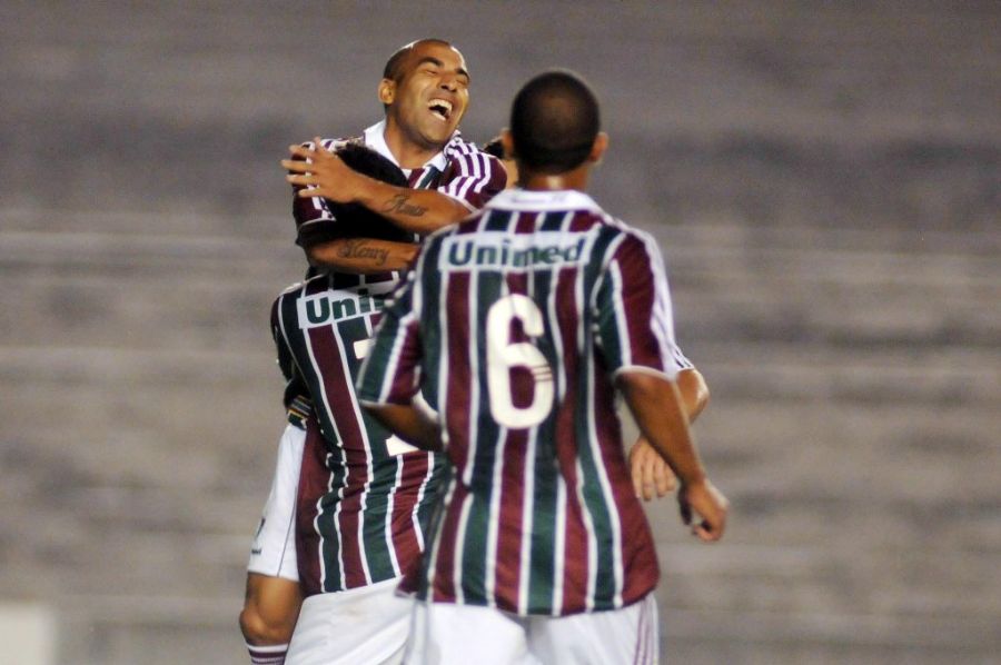 Emerson comemora gol do líder Flumiense logo aos 15 minutos do primeiro tempo