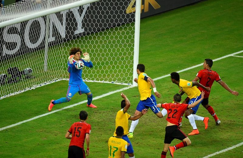 Ochoa foi o grande nome do México ao defender o empate diante do Brasil / Fabrice Coffrini/AFP 
