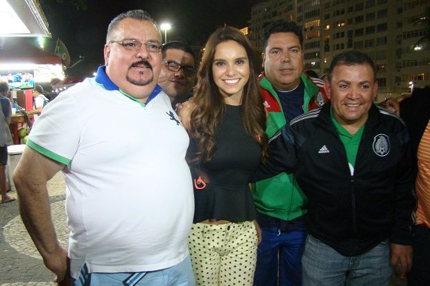 Tania posa para foto com fãs mexicanos