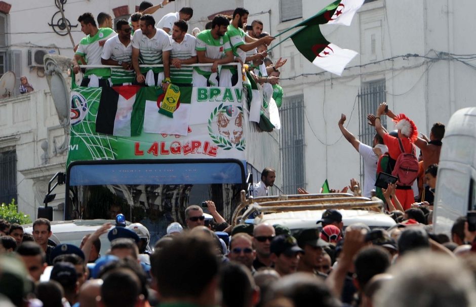Jogadores desfilaram pelas ruas da capital argelina / Farouk Batiche / AFP