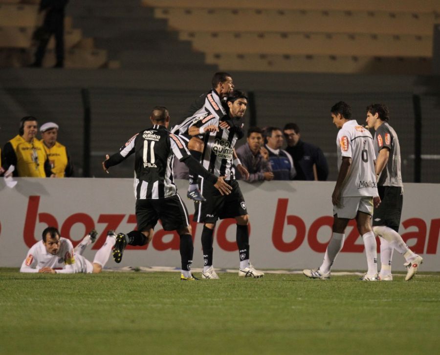 Loco Abreu comemora gol da vitória para desolação dos santistas