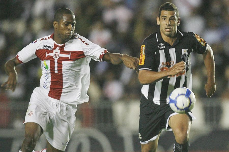 Dedé (E), do Vasco, disputa bola com Diego Souza: empate foi ruim para as duas equipes