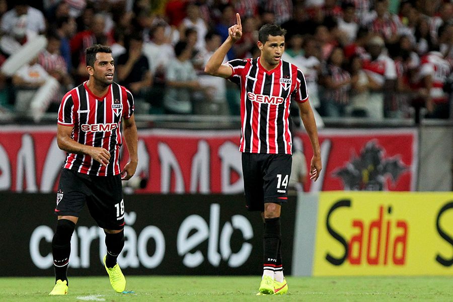 Alan Kardec (D) comemora seu primeiro gol com a camisa do São Paulo / Felipe Oliveira/Agif/Folhapress