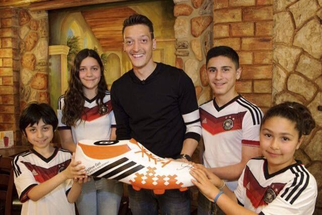 Özil também publicou uma imagem com crianças vestidas com a camisa da Alemanha / Reprodução/Facebook