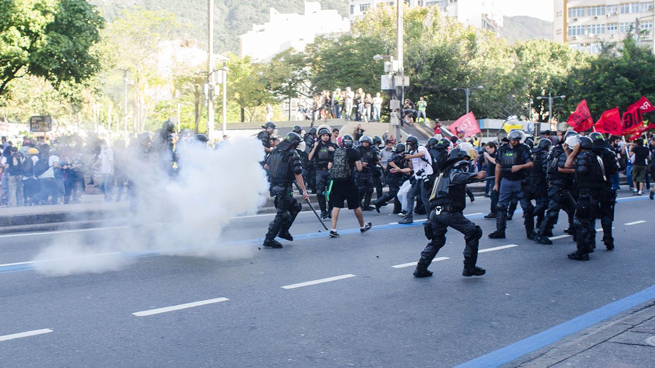 Confrontos violentos entre a polícia e manifestantes durante protesto contra a Copa do Mundo no RJ  / Maurício Fidalgo/Folhapress