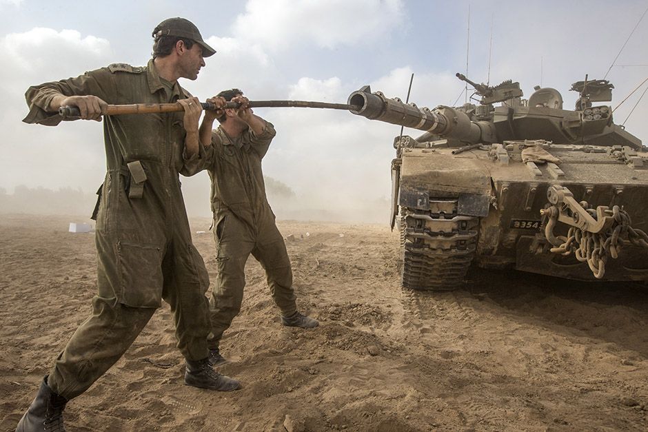 Soldados israelenses trabalham em  tanque / Jack Guez/AFP