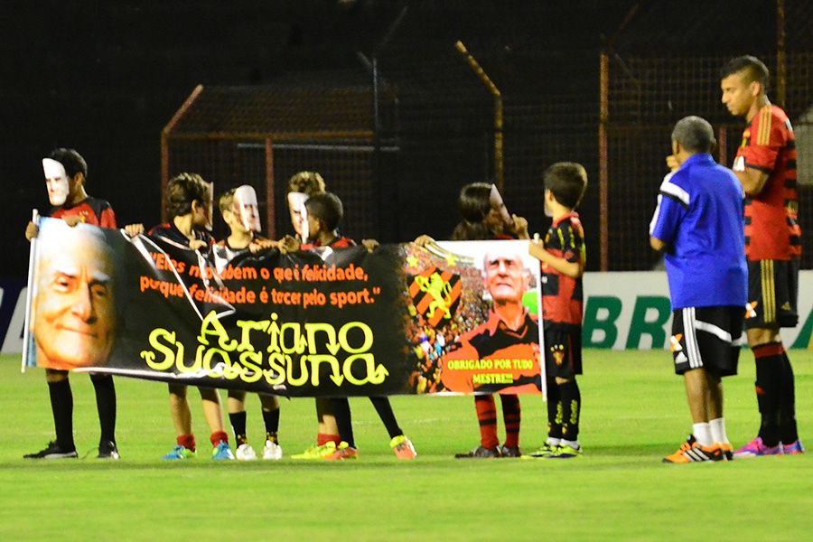 Jogadores entraram em campo com a faixa em homenagem a Suassuna / Alexandre Gondim/JC Imagem/Folhapress