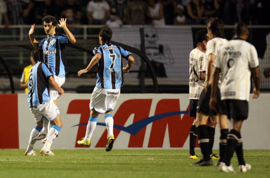 Douglas comemora único gol que fez na vitória do Grêmio sobre o Corinthians, no Pacaembu