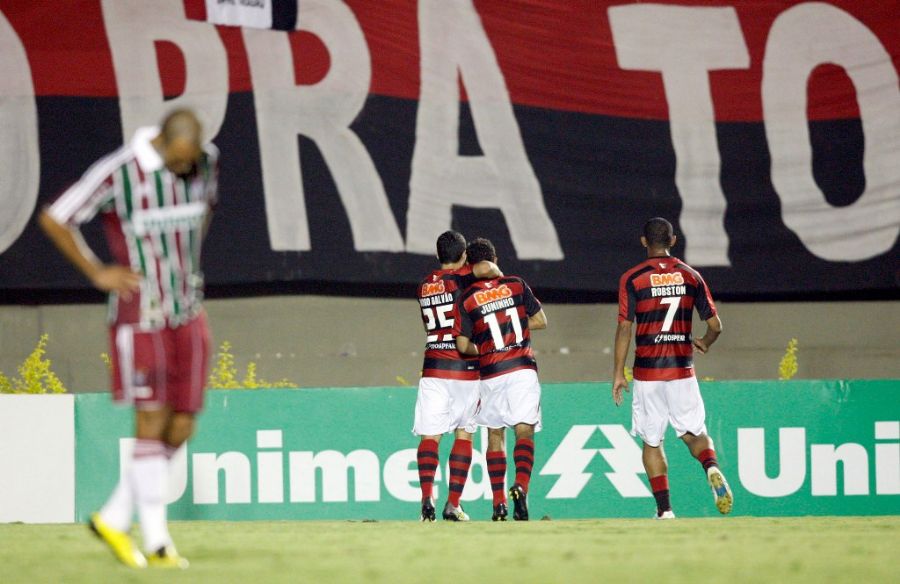 Juninho comemora gol com Diogo Galvão na vitória do Atlético-GO sobre o Fluminense