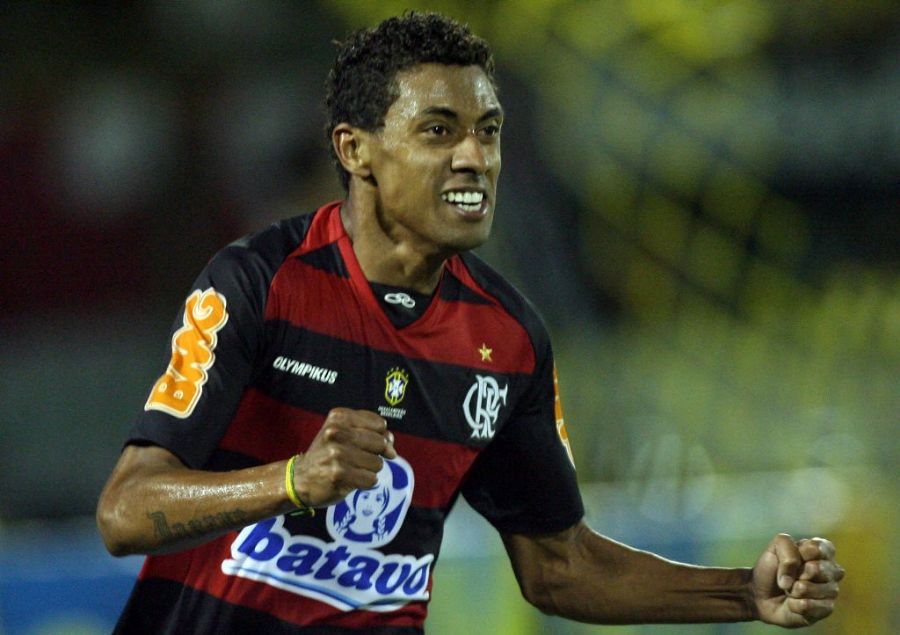Kléberson comemora um dos dois gols que fez no empate do Flamengo diante do Vitória