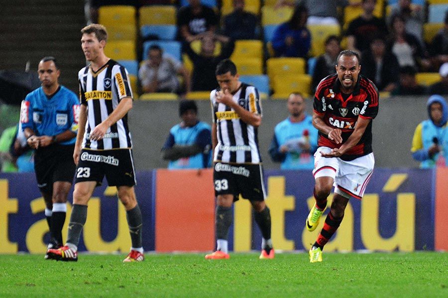 Alecsandro comemora o gol da vitória do Flamengo / Marcello Dias/Futura Press/Folhapress