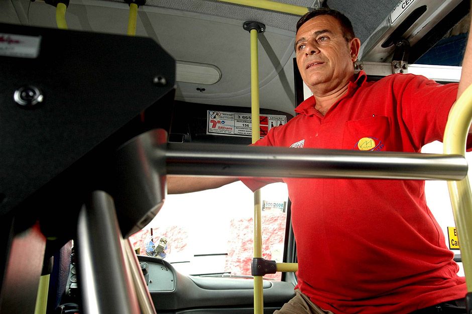 Usuário de ônibus poderá carregar bilhete no coletivo / Fernando Donasci/Folhapress