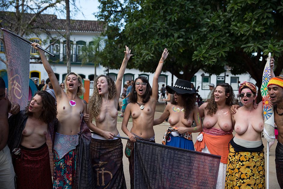 Mulheres fazem topless em apoio a um homem mais livre / Danilo Verpa/Folhapress