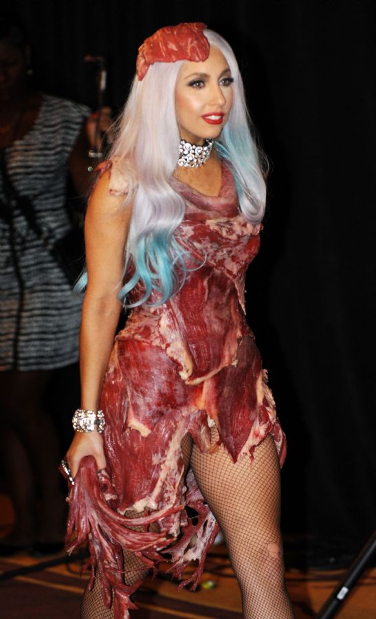 A cantora usou um vestido de carne crua durante a premiação