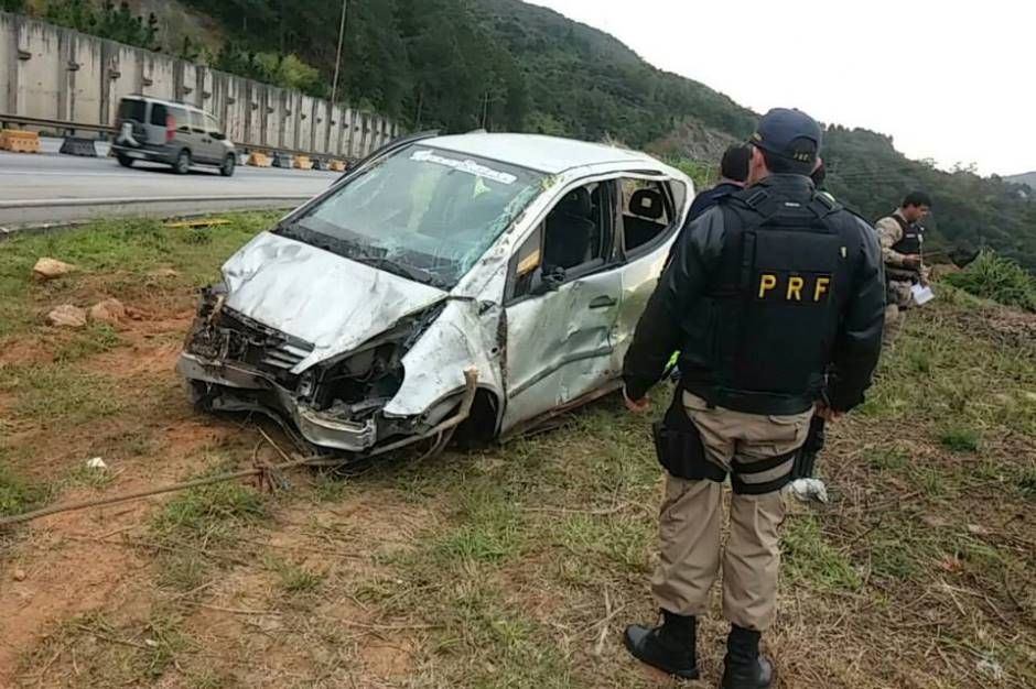 Polícia recuperou o carro após o capotamento / Divulgação / PRF