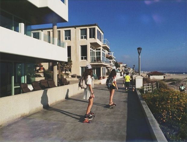 Marquezine anda de skate com a amiga Stéphannie